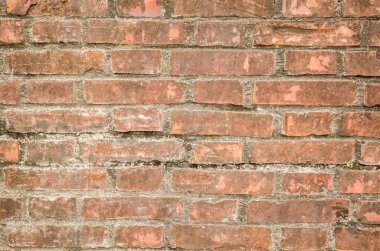 Yaşlı tuğla duvar kırmızı renkte.
