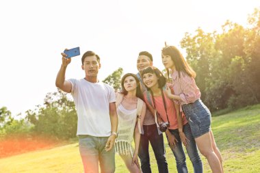 insanlar selfie parkta arkadaşlarıyla