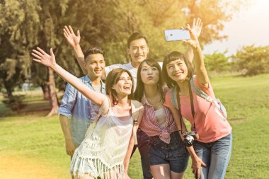 insanlar selfie parkta arkadaşlarıyla