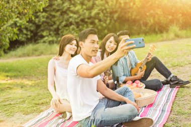 insanlar selfie parkta arkadaşlarıyla