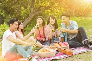 Asya insanlar bir piknik ile bira almak