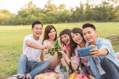 insanlar selfie parkta arkadaşlarıyla