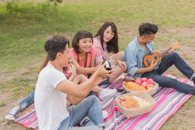 Asya insanlar bir piknik ile şarap almak