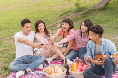 Asya insanlar bir piknik ile şarap almak