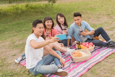 insanlar selfie parkta arkadaşlarıyla