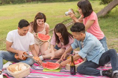 Asya insanlar bir piknik ile karpuz almak