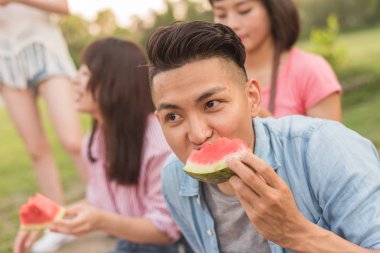 Asya insanlar bir piknik ile karpuz almak