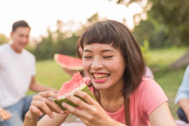 Asya insanlar bir piknik ile karpuz almak