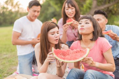 Asya insanlar bir piknik ile karpuz almak