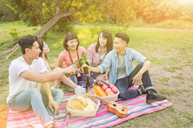 Asya insanlar bir piknik ile bira almak