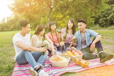 Asya insanlar bir piknik ile bira almak