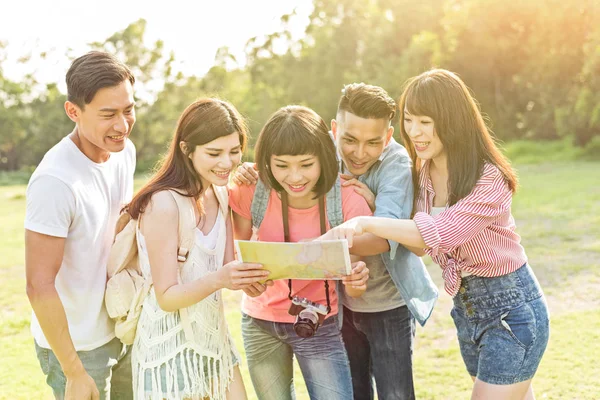 Pessoas Viajam Com Seus Amigos Procuram Algo Mapa — Fotografia de Stock