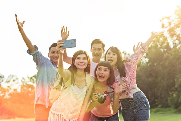 insanlar selfie parkta arkadaşlarıyla