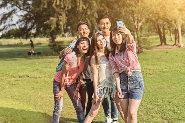 Personer Selfie Med Sina Vänner Parken — Stockfoto