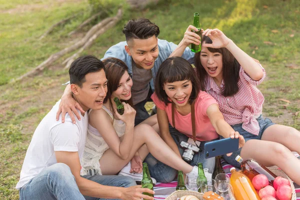 insanlar selfie parkta arkadaşlarıyla