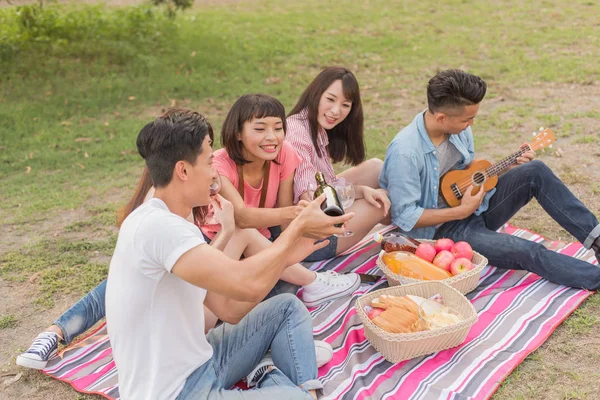 Asya insanlar bir piknik ile şarap almak