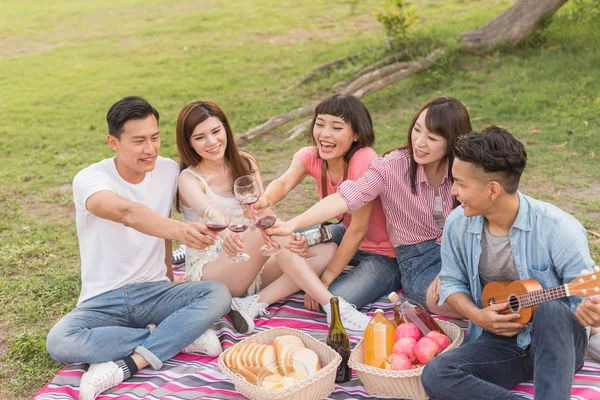 Asya insanlar bir piknik ile şarap almak
