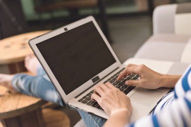 evde çalışma ile dizüstü bilgisayar kullanan kadın kavramı