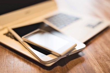 telefon ve tablet bir laptop, portre resim