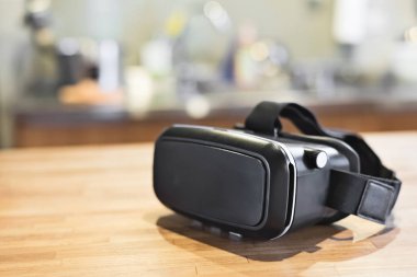 VR kask evde ahşap bir masa üzerine