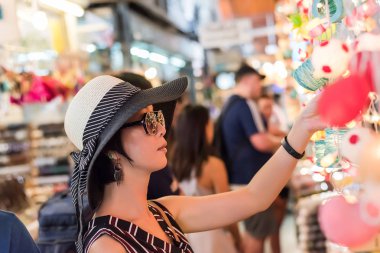 Asyalı genç kadın Chatuchak Hafta sonu Pazar, Bangkok, Tayland alışveriş ve seyahat