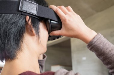 Olgun kadın evde VR kulaklık kullanarak