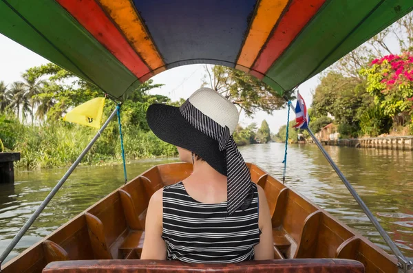 Asiatische Frau Besucht Den Schwimmenden Markt Bangkok Auf Einer Bootstour — Stockfoto