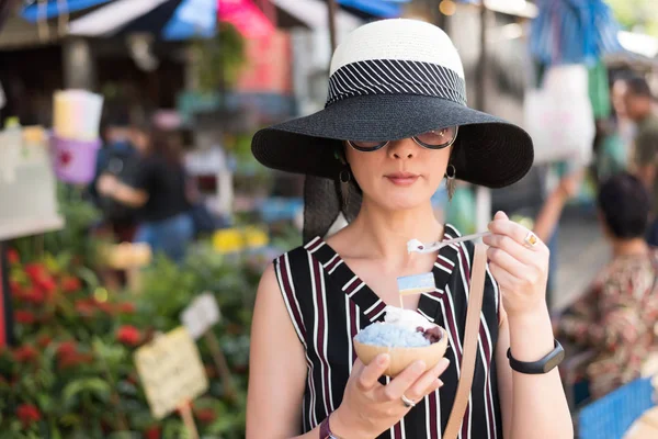 Asian Woman Hold Coconut Ice Chatuchak Weekend Market Bangkok Thailand — Stock Photo, Image