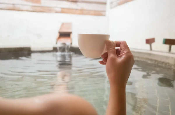 Asyalı Olgun Kadın Dikiz Tutun Bir Fincan Kahve Kaplıca Havuzu — Stok fotoğraf