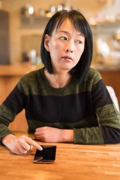 Asian Woman Using Cellphone House — Stock Photo, Image