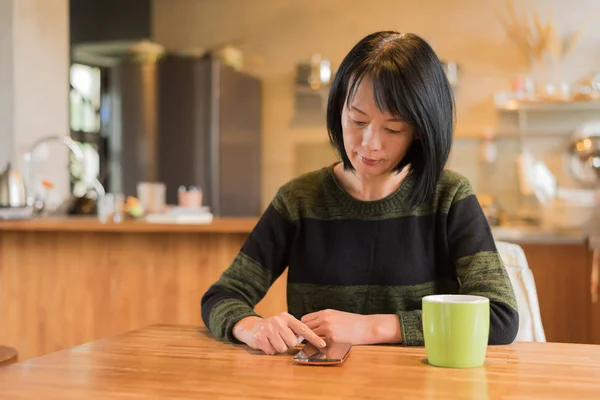 Asiatiska Mogen Kvinna Med Smartphone Hemma — Stockfoto
