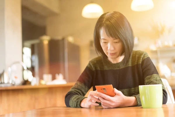 Asiatische Reife Frau Mit Smartphone Hause — Stockfoto