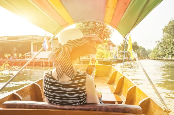 Mulher Asiática Visitando Mercado Flutuante Bangkok Passeio Barco — Fotografia de Stock