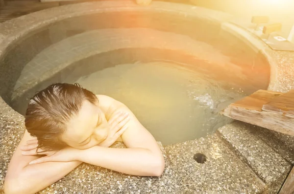 アジアの熟女は温泉プールでリラックスします — ストック写真