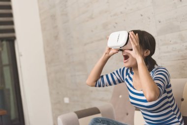 Asyalı kadın evde VR kulaklık kullanma