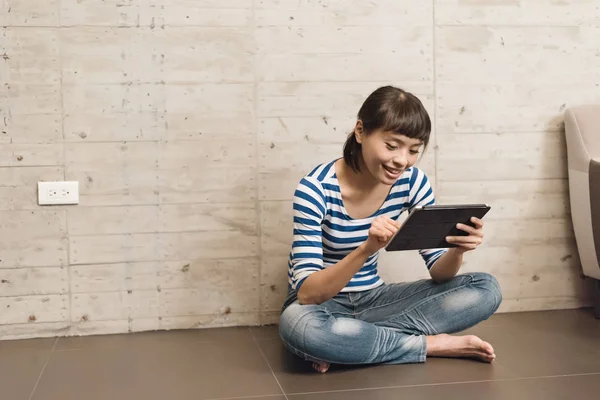 Asian Woman Use Tablet Home — Stock Photo, Image