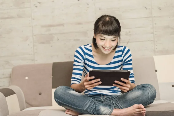 亚洲妇女在家使用平板电脑 — 图库照片