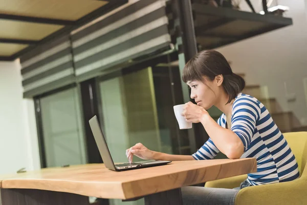 Mujer Asiática Usando Ordenador Portátil Noche Concepto Trabajo Casa — Foto de Stock