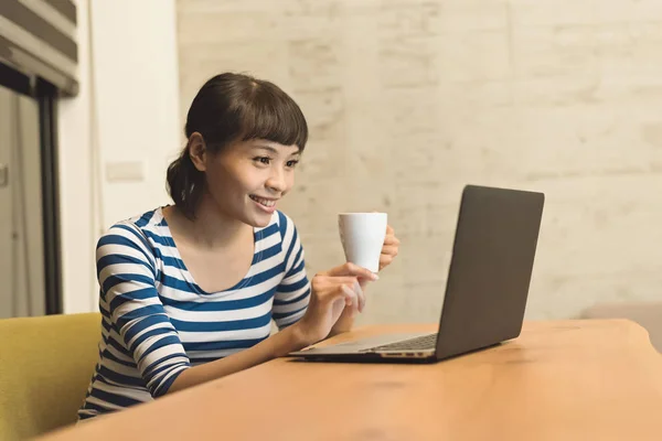 Mujer Asiática Usando Ordenador Portátil Noche Concepto Trabajo Casa — Foto de Stock