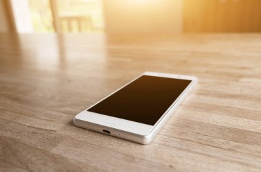 telefon kimse odadaki ile ahşap masa
