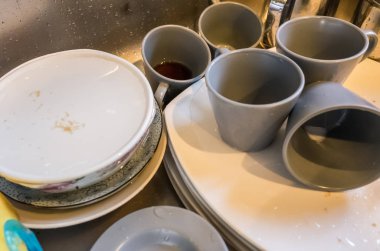 Kirli bulaşıklar evdeki mutfak lavabosunda.