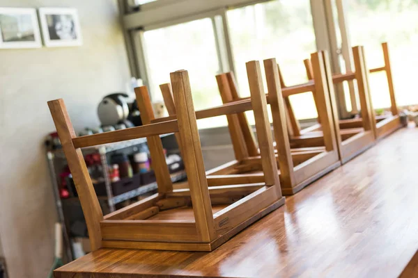 Položit Dřevěné Židle Stůl Uklízet — Stock fotografie