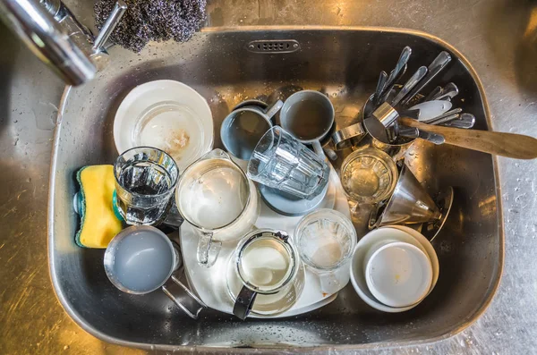 厨房水池里的脏盘子在家里 — 图库照片