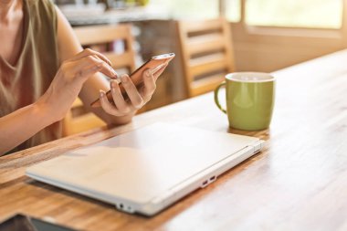Smartphone, el ile yakın çekim resmin kullanan kadın