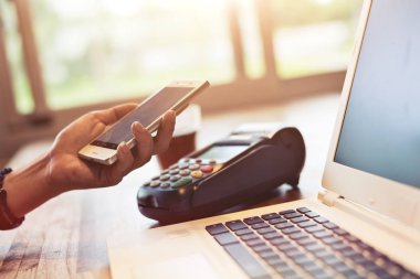 NFC teknolojisi ile akıllı telefon tarafından ödeme kadın