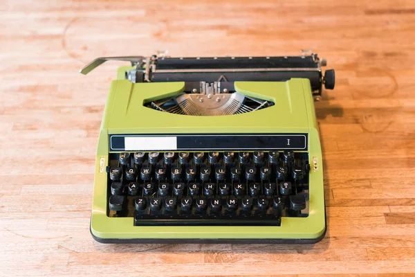 Máquina Escribir Vintage Color Verde Escritorio — Foto de Stock