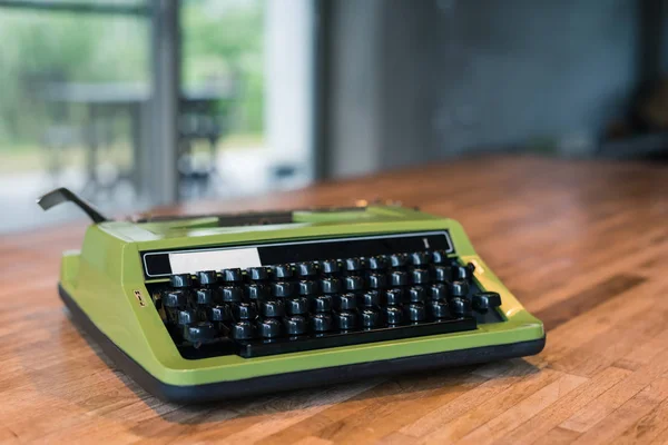 Alte Schreibmaschine Grüner Farbe Auf Dem Schreibtisch — Stockfoto