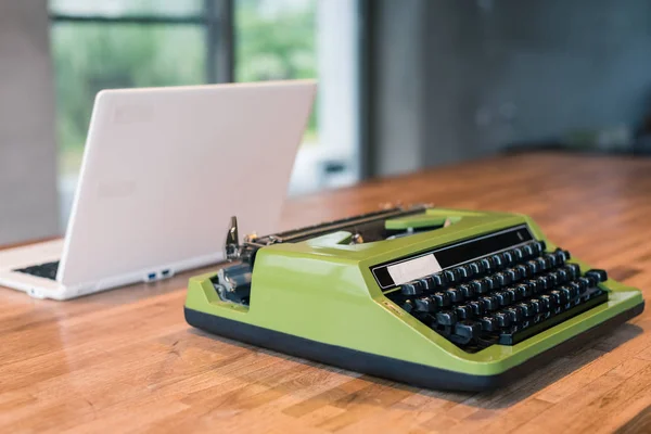 Mesin Tik Lama Dan Laptop Atas Meja — Stok Foto