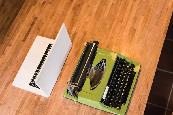 Máquina Escrever Velha Laptop Mesa — Fotografia de Stock