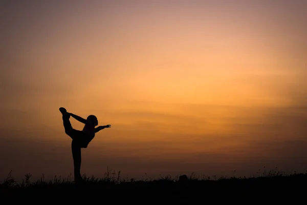 Silhouette Einer Jungen Frau Mit Yoga Pose Freien — Stockfoto